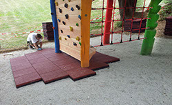 KletterhausFallschutzplatten
